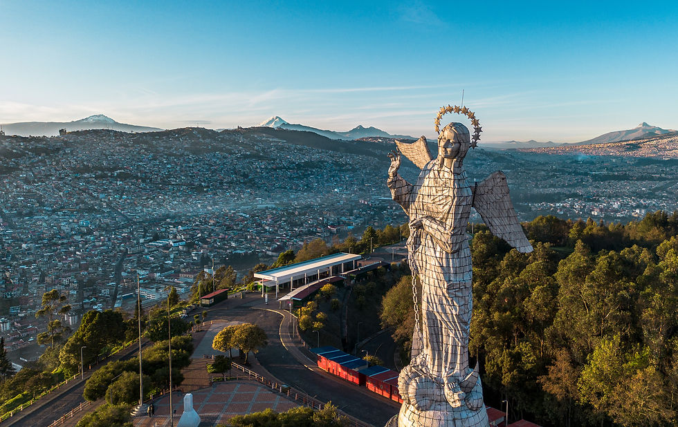 Primeros rayos del sol en el Panecillo