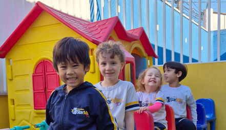 Alunos do Colégio Star Max Kids brincando no playground.