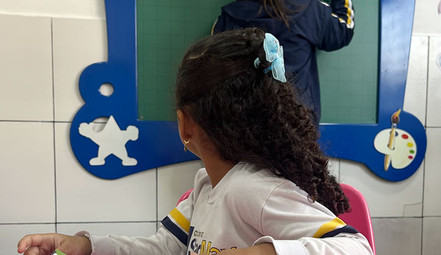 Aluna do Colégio Star Max Kids em sala de aula.