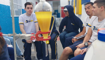 Grupo de alunos do Colégio Star Max realizando experiências fora da sala de aula.