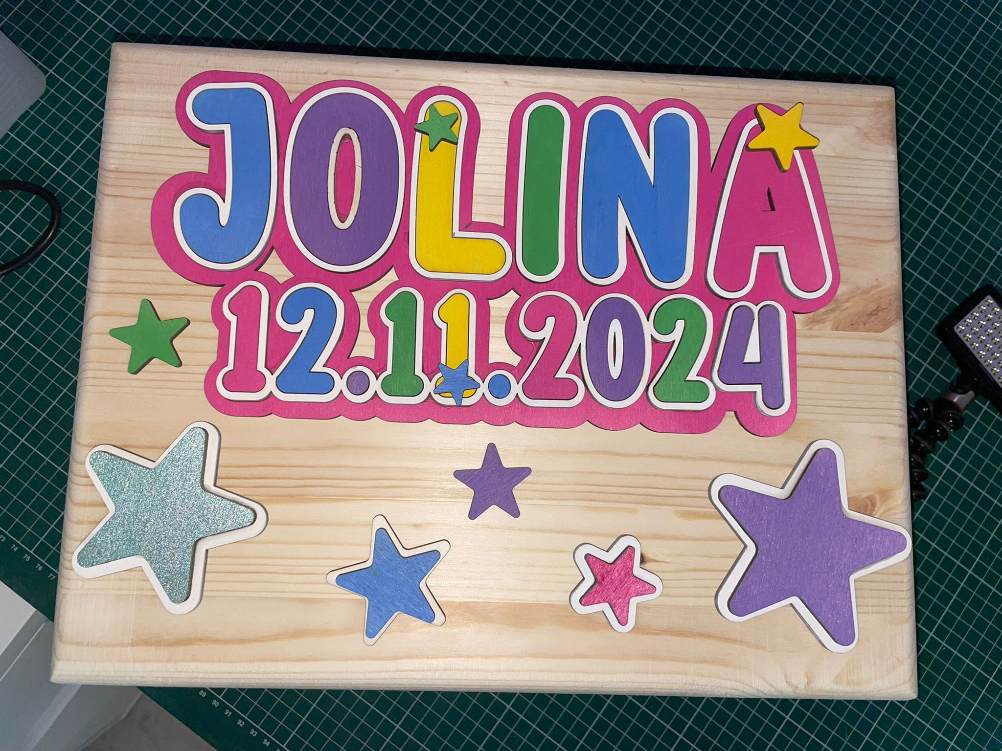 Personalisierte Holzkiste mit Bubble-Schrift, Namen, Geburtsdatum und Sternen