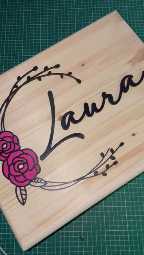 Miniaturbild: Personalisierte Holzkiste mit Kranz, 2 pinkfarbenen Rosen