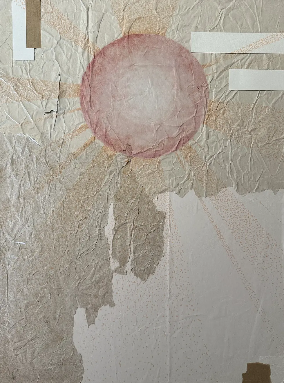 Círculo rosa suave rodeado por espinhos, irradiando feixes e pontos como bênçãos; abaixo, casal de traços terrosos sob a luz, com detalhe dourado e número 70.7 revelados nos cantos.
