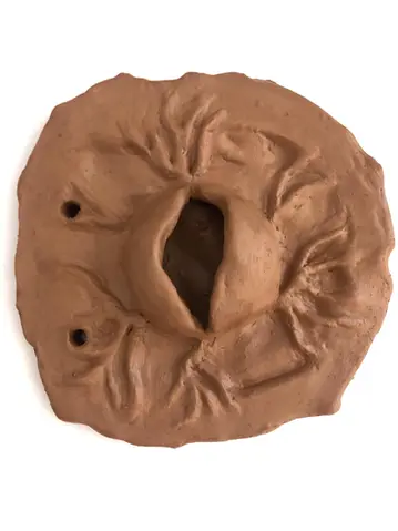 Três peças de argila marrom lado a lado: formas quadradas e circulares marcadas por sulcos, furos e uma abertura central, evocando ciclos de tempo e transformação.