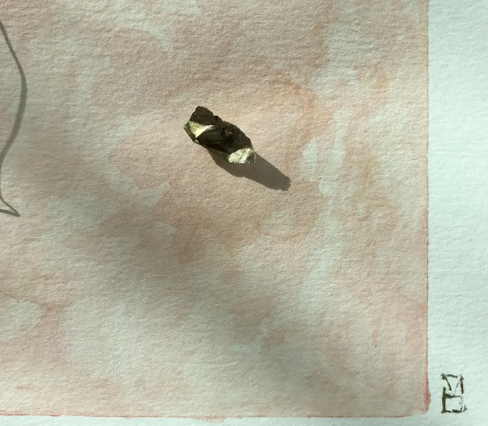 Envelope pardo com folha de papel de seda branca amassada, trazendo carta manuscrita a um destinatário desconhecido e pequeno cartão artesanal com formas de contato.