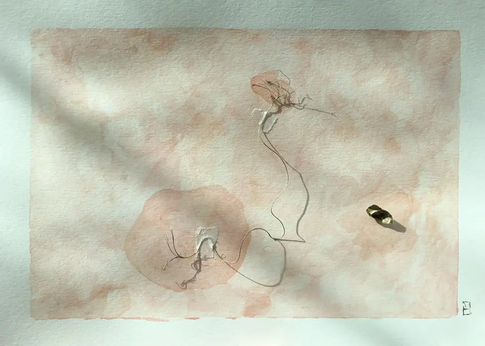 Envelope pardo com folha de papel de seda branca amassada, trazendo carta manuscrita a um destinatário desconhecido e pequeno cartão artesanal com formas de contato.