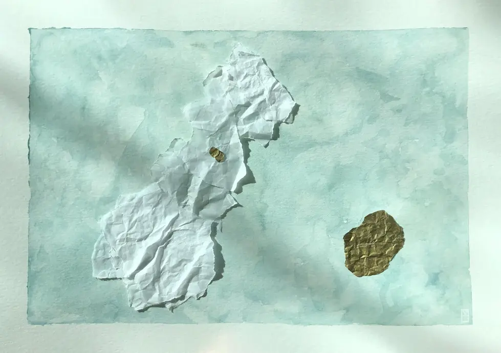 Envelope pardo com folha de papel de seda branca amassada, trazendo carta manuscrita a um destinatário desconhecido e pequeno cartão artesanal com formas de contato.