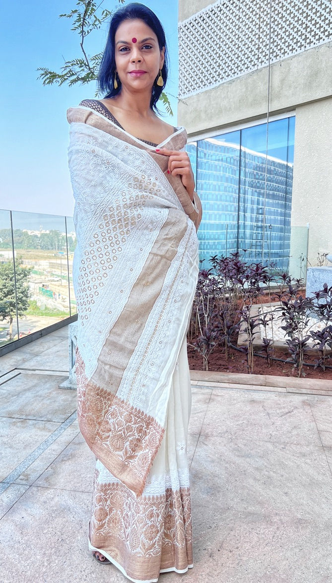 Handloom hand embroidered mumul cotton chikankari saree zari border white 3
