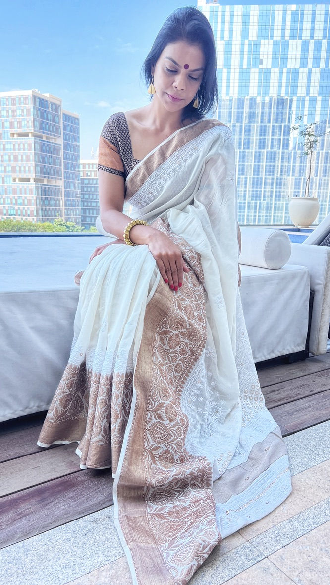 Handloom hand embroidered mumul cotton chikankari saree zari border white 7