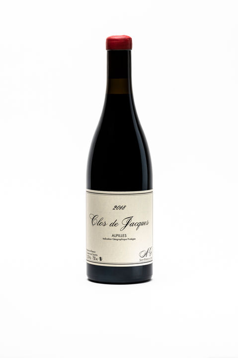 photo d'une bouteille de vin sur fond blanc, photo de produit en studio, pack shot