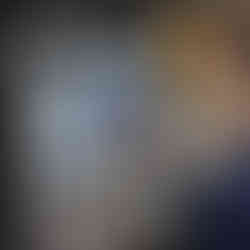 employé qui programme une machine industrielle dans un atelier d'usinage