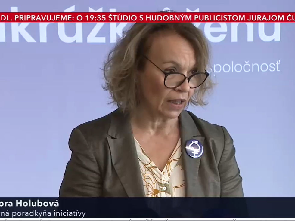 Sociologička Barbora Holubová hovorí pred modrým pozadím, vpravo tlmočníčka do posunkov; na obrazovke text TA3 a HLAVNÉ SPRÁVY.