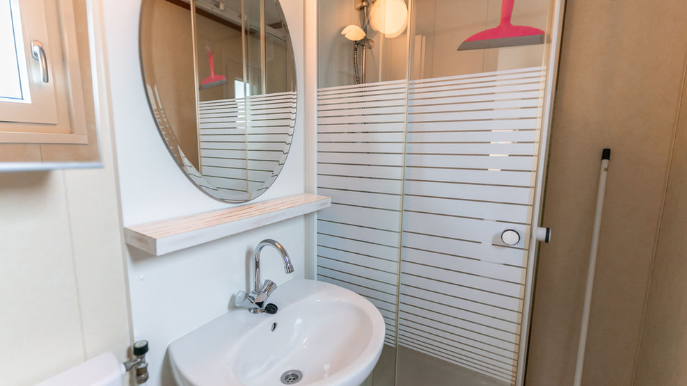 Chalet Overzee in Ballum. Op een rustige camping naast de speeltuin. Camping op loopafstand van het strand, bos en het dorp.