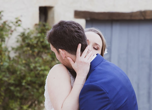 mariés qui s'embrassent