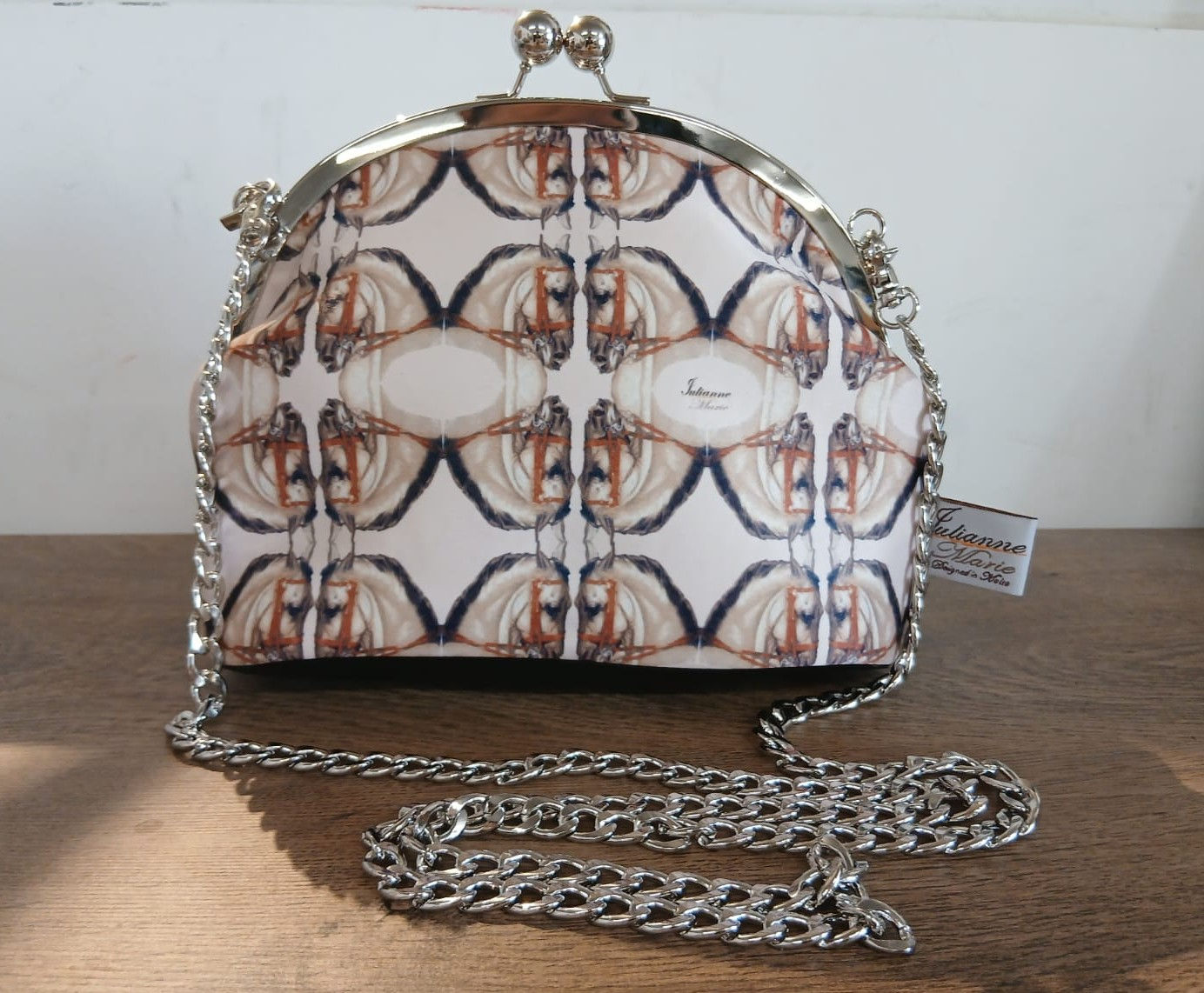 The horses heads clip bag with chain