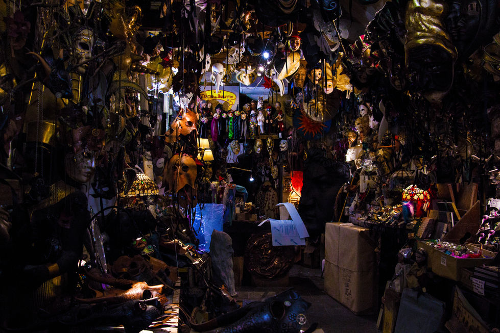 Antique bazaar with Florentine masks and chandeliers – Renaissance atmosphere