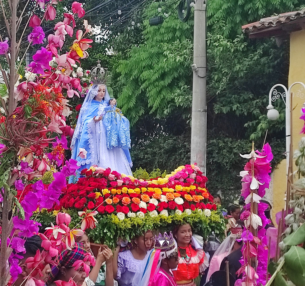 Procession lors de la Fiesta de las Palmas y las Flores à Panchimalco