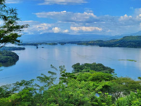 Vue sur le Lac Suchitlan en octobre
