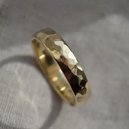 A Guide to Men’s Wedding Bands: Choosing the Right Ring for You