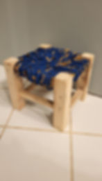 Tabouret enfant confectionné en bois de palette et en rotin entouré d'un pagne bleu