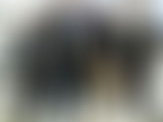 Vier Personen stehen nebeneinander in einem modernen Veranstaltungsraum, Business-Casual gekleidet, mit Namensbadges, vor einem Bildschirm und Flipchart bei einem professionellen Event.