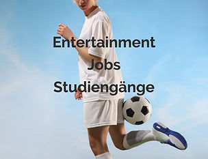 Eine Fußball Spielerin jongliert mit dem Ball