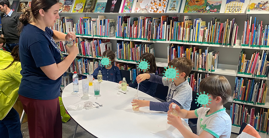 bénévole d'EfferV'Science animant un atelier Diabolo Science pour les enfants