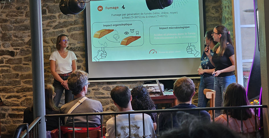 chercheuses présentant leurs travaux lors d'une soirée Pint of Science à Quimper