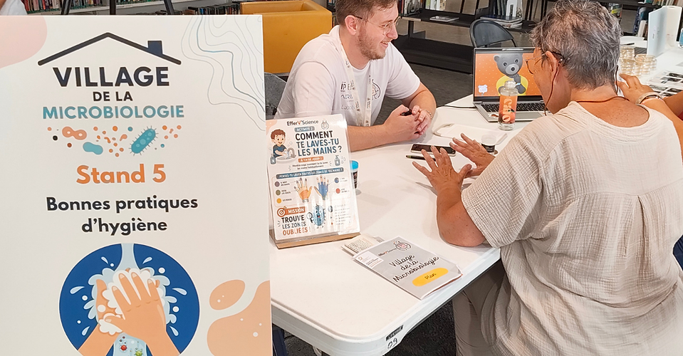 bénévole animant un atelier de médiation scientifique à Quimper
