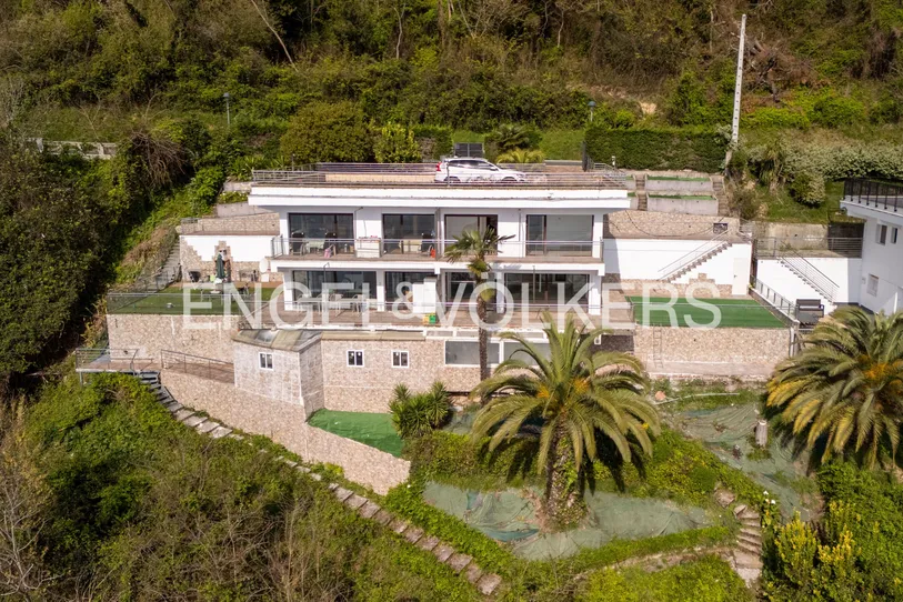 Un moderno chalet con vistas a la bahía de Hondarribia: terrazas infinitas y un mirador privado sobr