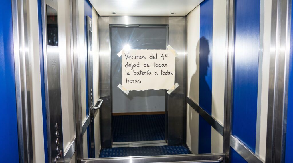La comunicación en ascensores: ¿Permite la normativa dejar notas?