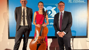 Remise officielle d’un violoncelle à Amanda Guigue lors de la Cérémonie des vœux de la Caisse d’Épargne Bourgogne Franche-Comté