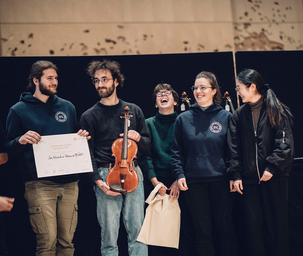 Les étudiants de l'École nationale de lutherie de Mirecourt ayant reçu le premier prix © Denis Allard