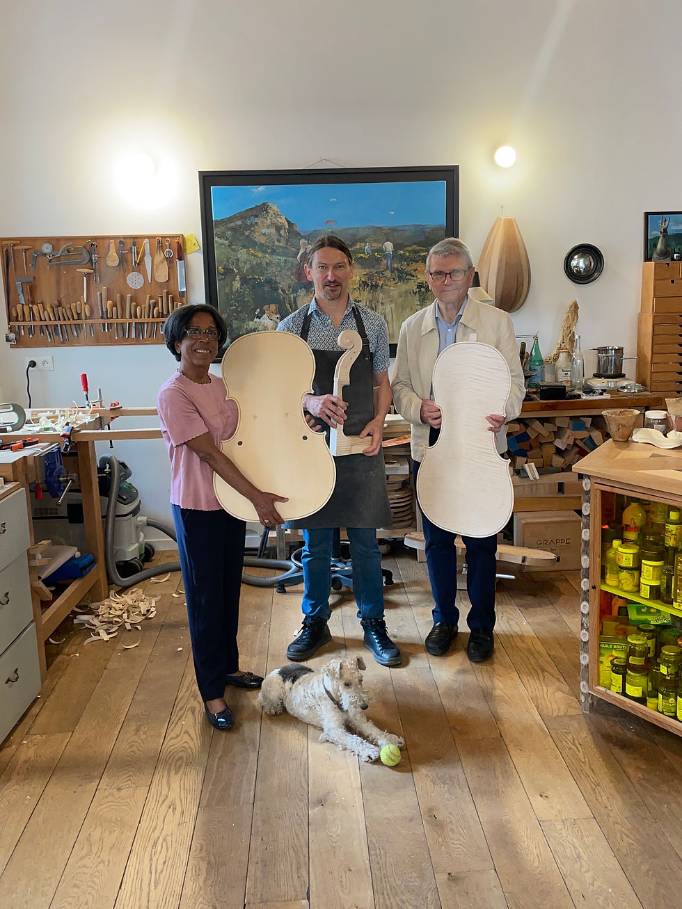 Franti Avisse, Nicolas Gilles et Philippe Avisse en visite dans l'atelier du luthier