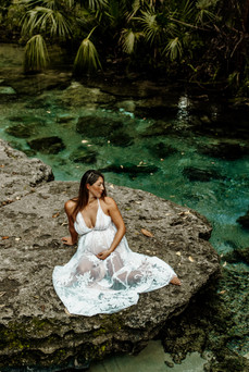tropical family maternity session