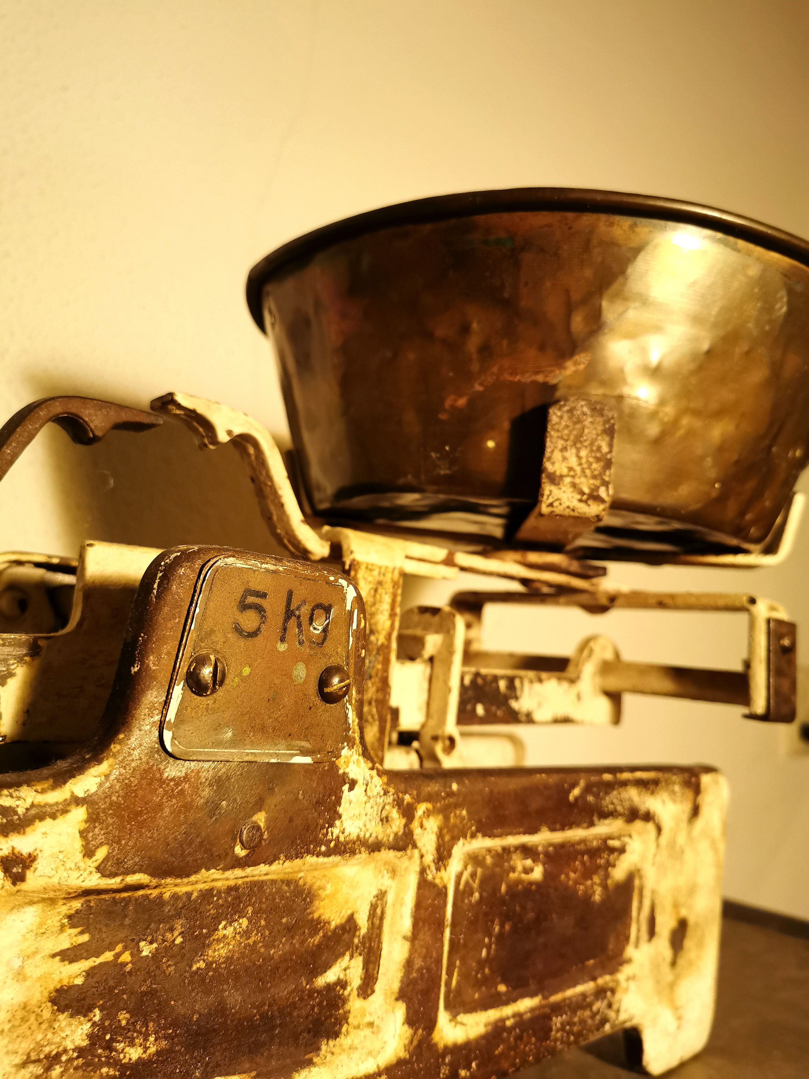 Witte weegschaal met mooie patina