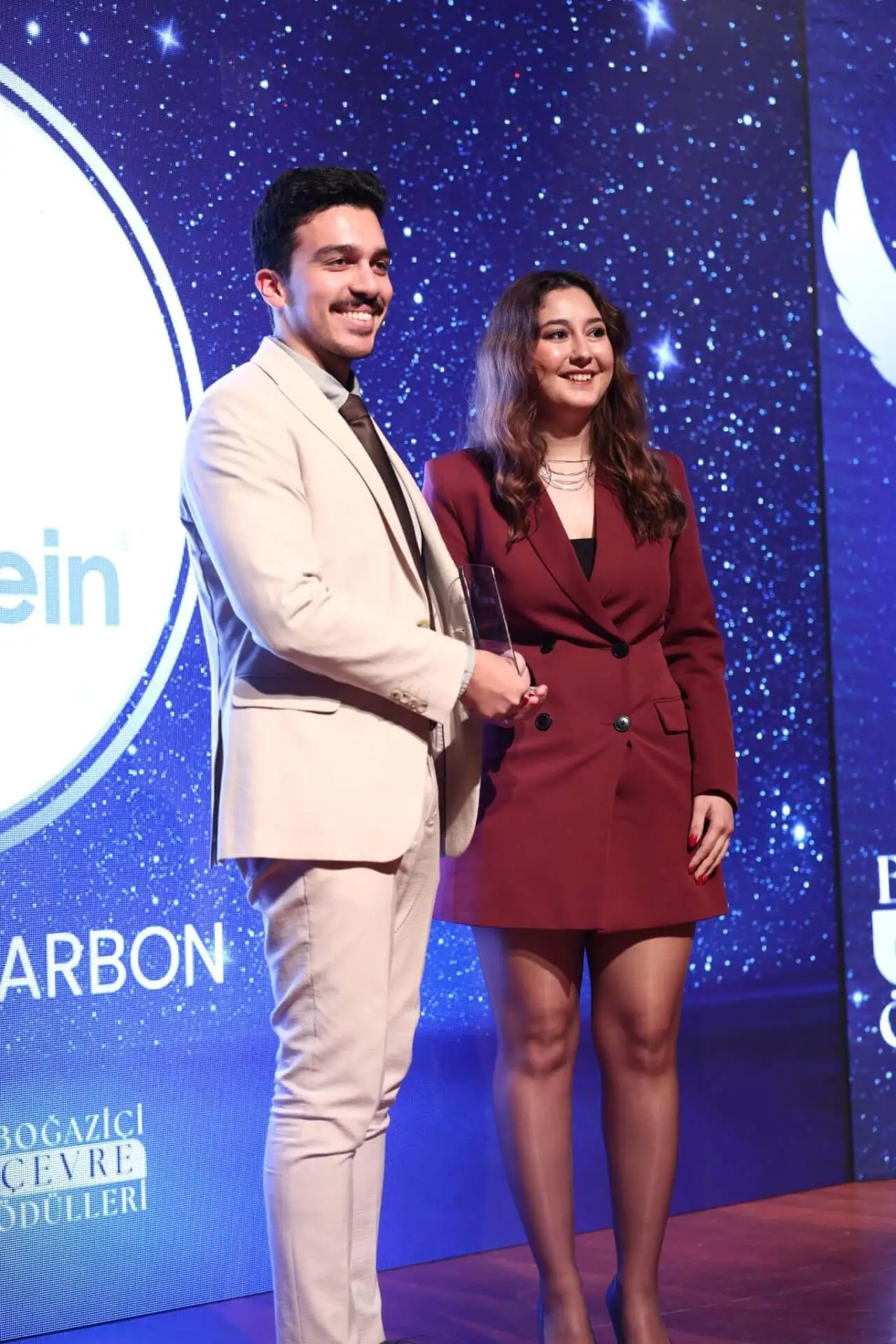 Boğaziçi Çevre Ödülleri sahnesinde küresel iklim krizi ve sürdürülebilirlik konuşması yapan yönetici.