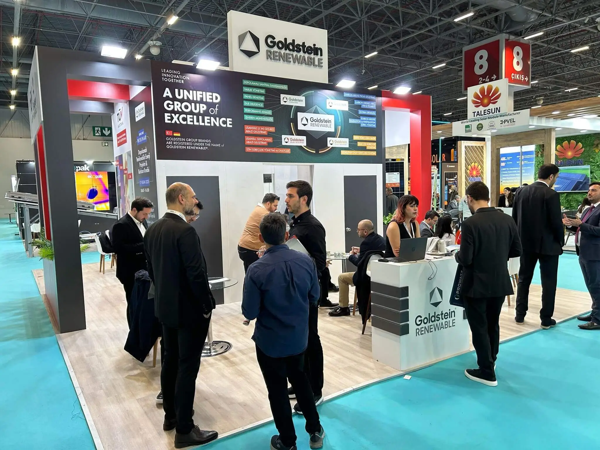 Goldstein Renewable uzmanları Solarex 2025'te ziyaretçilerle enerji dönüşümü hakkında sohbet ediyor