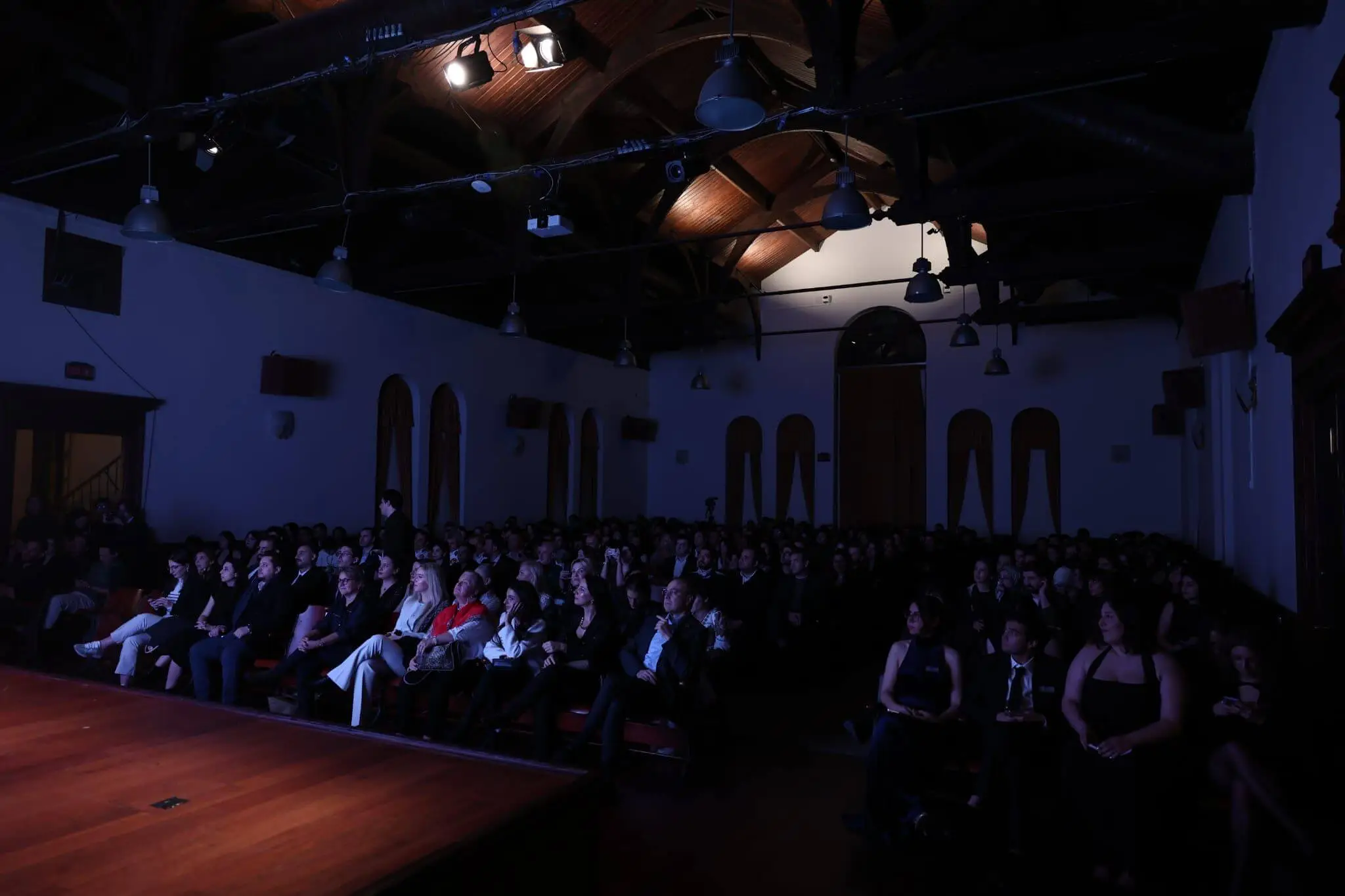 Boğaziçi Üniversitesi Çevre Ödülleri törenini izleyen sektör profesyonelleri ve katılımcılar.