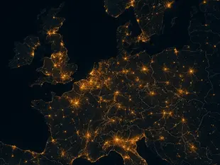 Europas Stromnetzkarte bei Nacht; Infrastruktur und Anschlussdichte hervorgehoben durch die Lichter der Städte.