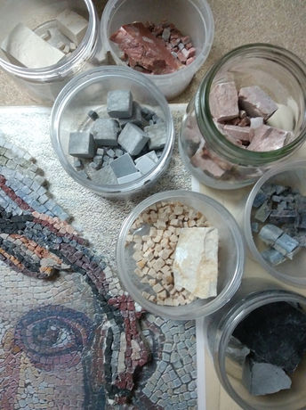 Mini-tesselles de marbre découpées et prêtes à être utilisées pour reproduire la mosaïque romaine La Bohémienne de Zeugma