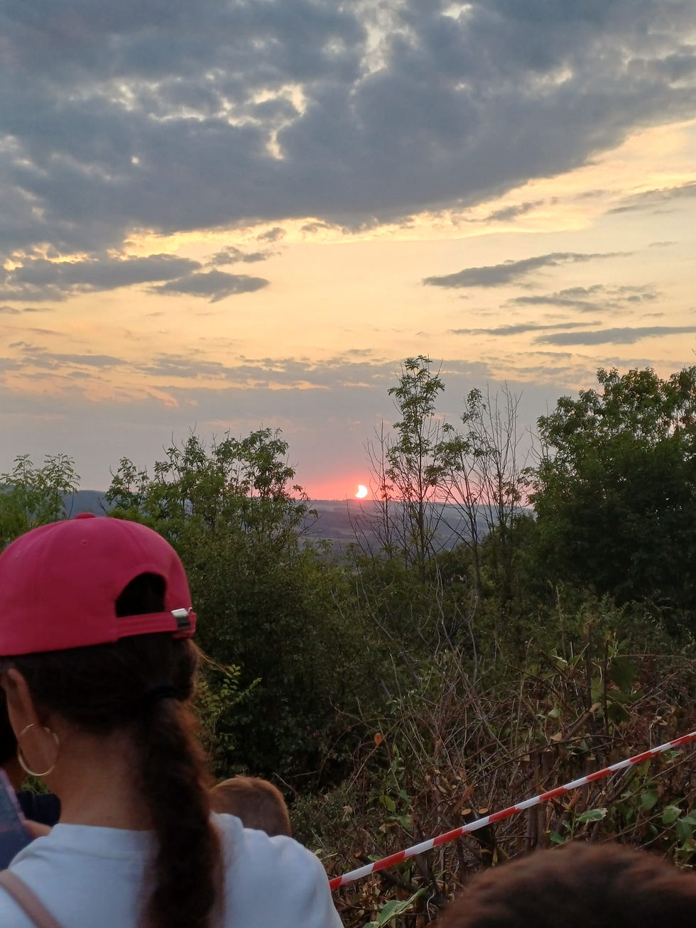 le nuage s’est déplacé et à nouveau le phénomène est observable et le contact avec l’horizon approche. Photo Hugues Alexandre (bénévole)