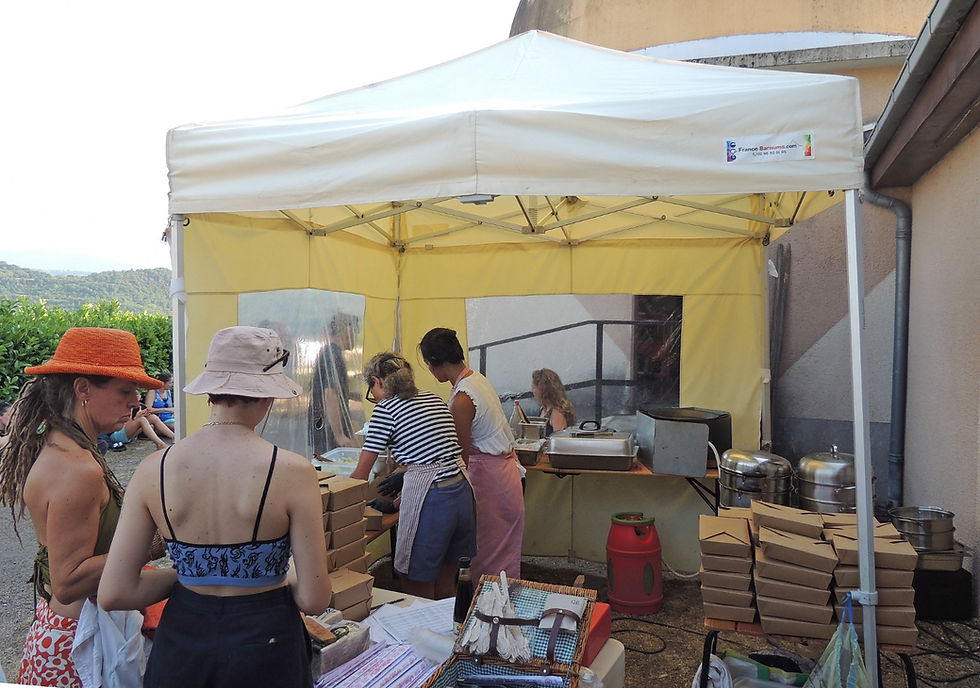 18h30 : Les premières clientes viennent récupérer les plats. Photo Patrice Clou (bénévole)