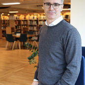 Skolan erkänner inte pojkars läsning som viktig