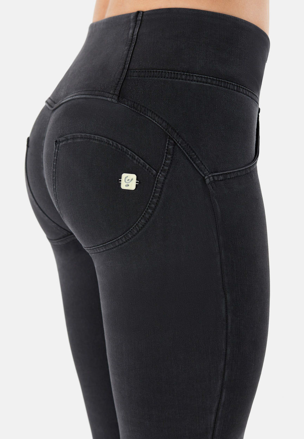 Acid wash black in Tencel Jersey Denim Midwaist 