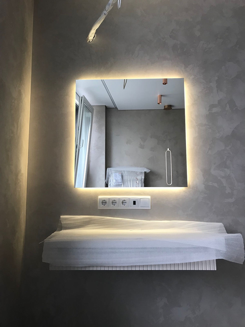 Прямокутне дзеркало з фоновою підсвіткою по периметру у ванну