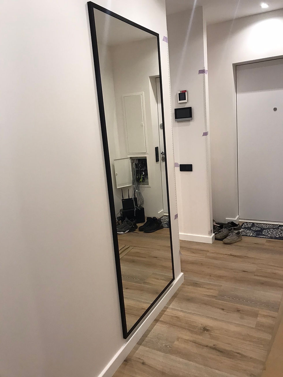 Дзеркало в рамці на стіну