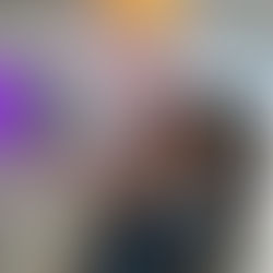 Blonde Frau sitzend am Schreibtisch