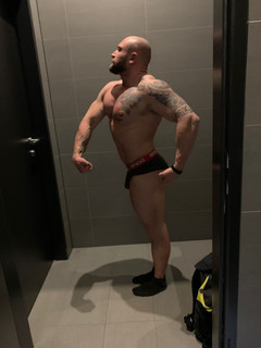 schmidt_philipp_side_chest_gym_lion_backstage.jpeg