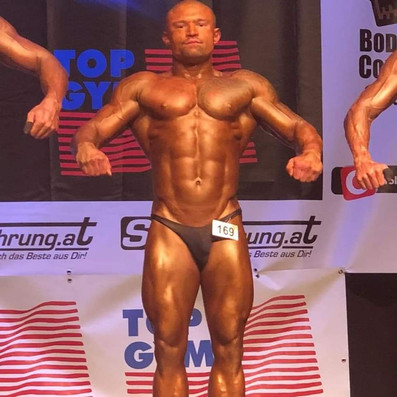line_up_on_stage_philipp_schmidt_gym_lion.jpeg